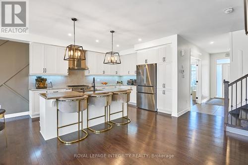 32 Aconitum Way, Ottawa, ON - Indoor Photo Showing Kitchen With Upgraded Kitchen