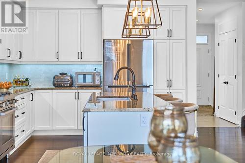 32 Aconitum Way, Ottawa, ON - Indoor Photo Showing Kitchen