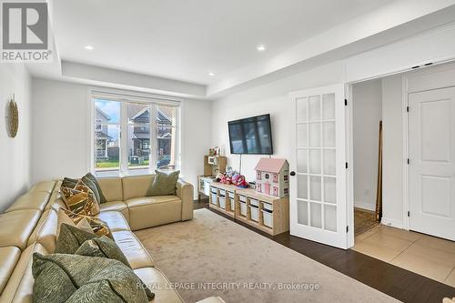 32 Aconitum Way, Ottawa, ON - Indoor Photo Showing Living Room