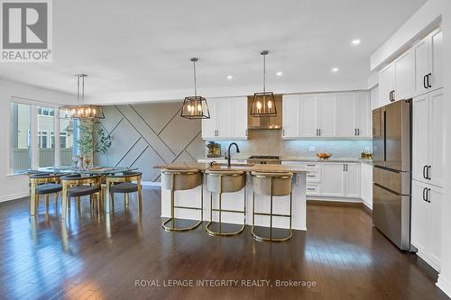 32 Aconitum Way, Ottawa, ON - Indoor Photo Showing Kitchen With Upgraded Kitchen