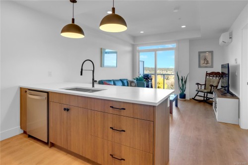 402-201 Dogwood Dr, Ladysmith, BC - Indoor Photo Showing Kitchen