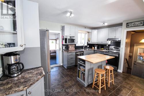 11 Grosvenor Street, St. Catharines (Bunting/Linwell), ON - Indoor Photo Showing Kitchen