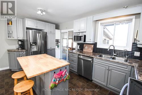 11 Grosvenor Street, St. Catharines (Bunting/Linwell), ON - Indoor Photo Showing Kitchen With Double Sink