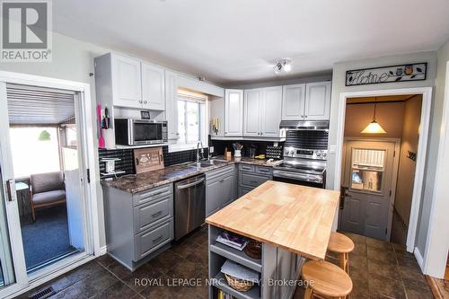 11 Grosvenor Street, St. Catharines (Bunting/Linwell), ON - Indoor Photo Showing Kitchen With Double Sink