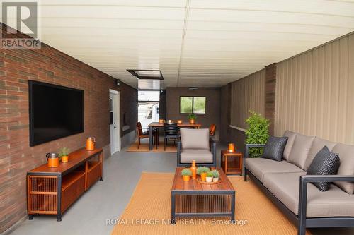 11 Grosvenor Street, St. Catharines (Bunting/Linwell), ON - Indoor Photo Showing Living Room