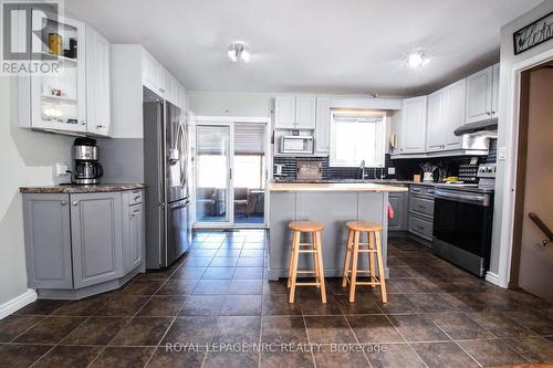 11 Grosvenor Street, St. Catharines (Bunting/Linwell), ON - Indoor Photo Showing Kitchen