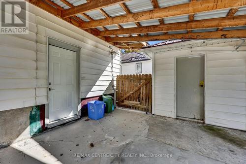 785 Fleet Street, London East (East G), ON - Indoor Photo Showing Garage