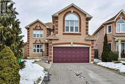 33 FENFLOWER COURT  Brampton, ON L7A 1H3