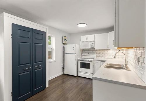 896 Dugas Street, Winnipeg, MB - Indoor Photo Showing Kitchen With Double Sink