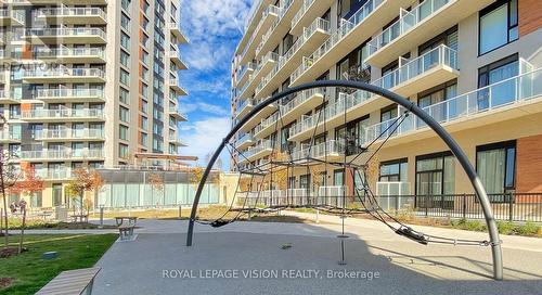 907 - 6 David Eyer Road, Richmond Hill, ON - Outdoor