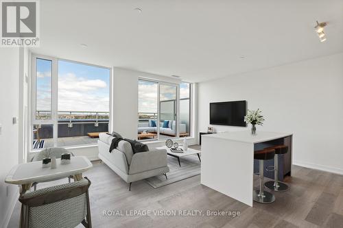 907 - 6 David Eyer Road, Richmond Hill, ON - Indoor Photo Showing Living Room