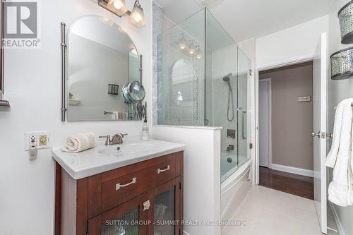 Modern bathroom with glass shwoer stall - 25 Sora Drive, Mississauga, ON - Indoor Photo Showing Bathroom