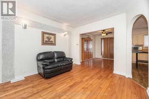 163 Connaught Avenue N, Hamilton, ON - Indoor Photo Showing Living Room