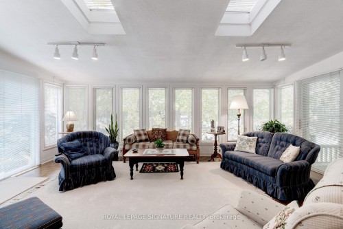 332 Coral Terrace, Oakville, ON - Indoor Photo Showing Living Room