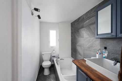 Bathroom - 2A  - 2D Rue Ste-Anne, Sainte-Anne-De-Bellevue, QC - Indoor Photo Showing Bathroom