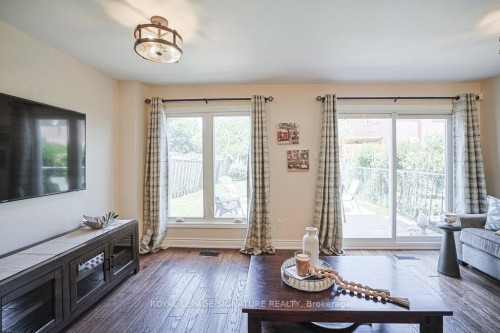 1106 Highgate Place, Mississauga, ON - Indoor Photo Showing Living Room