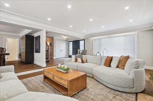 10 Azalea Court, Hamilton, ON - Indoor Photo Showing Living Room