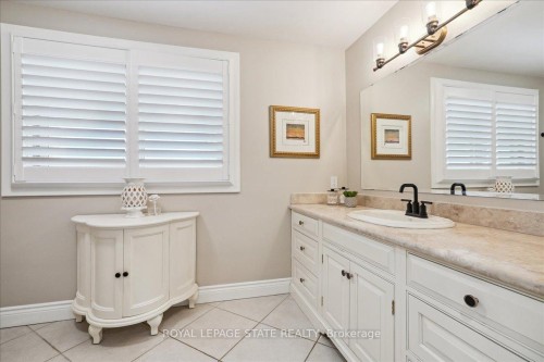 10 Azalea Court, Hamilton, ON - Indoor Photo Showing Bathroom