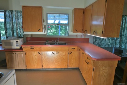 1154 2Nd Ave, Ladysmith, BC - Indoor Photo Showing Kitchen With Double Sink