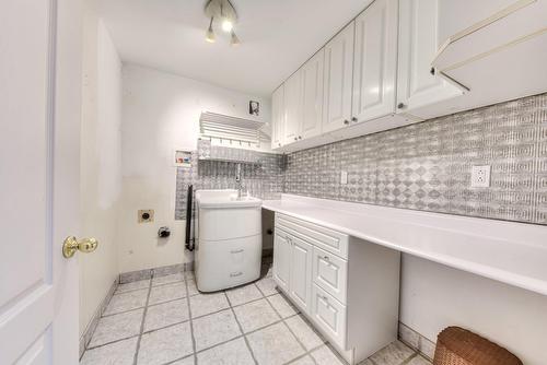 Laundry room - 40 Rue Courval, Kirkland, QC - Indoor Photo Showing Other Room