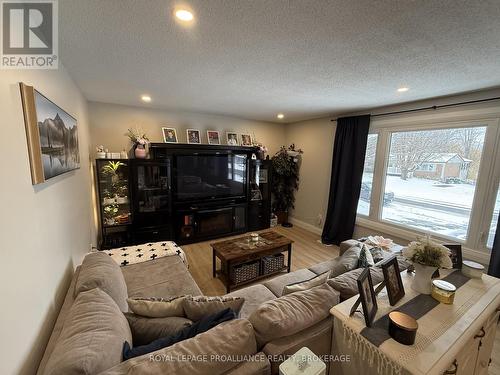 1000 Bourne Crescent, Kingston (South Of Taylor-Kidd Blvd), ON - Indoor Photo Showing Living Room