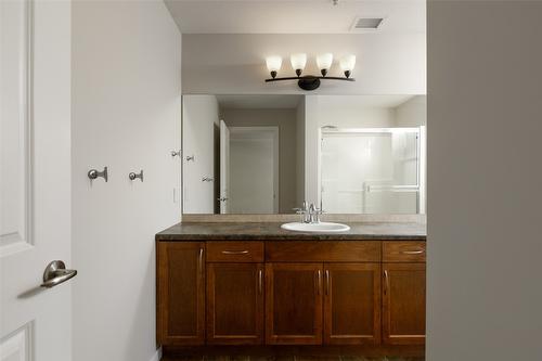 315-850 Saucier Avenue, Kelowna, BC - Indoor Photo Showing Bathroom
