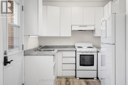 933 Greenbriar Avenue, Ottawa, ON - Indoor Photo Showing Kitchen