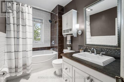 2 Lower Charlotte Street, Ottawa, ON - Indoor Photo Showing Bathroom