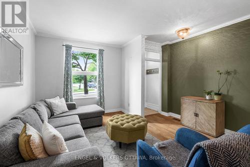 2 Lower Charlotte Street, Ottawa, ON - Indoor Photo Showing Living Room