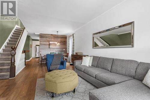 2 Lower Charlotte Street, Ottawa, ON - Indoor Photo Showing Living Room