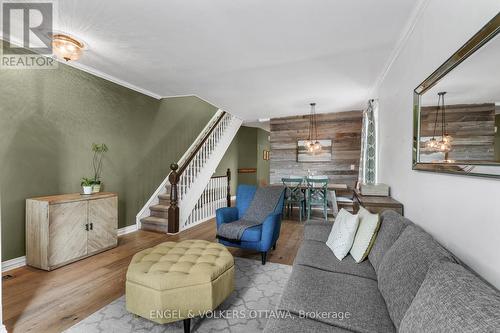 2 Lower Charlotte Street, Ottawa, ON - Indoor Photo Showing Living Room