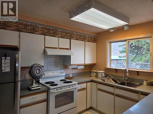 634 Morrison Drive, Keremeos, BC - Indoor Photo Showing Kitchen With Double Sink