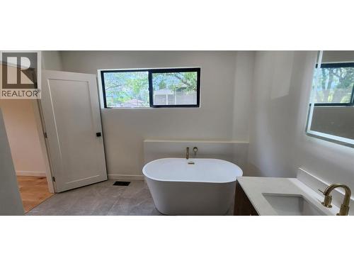 6295 College Road, Grand Forks, BC - Indoor Photo Showing Bathroom