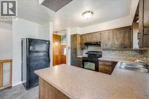 940 Columbia Road, Castlegar, BC - Indoor Photo Showing Kitchen With Double Sink