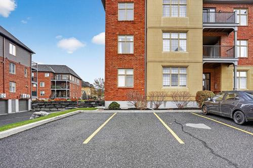 Stationnement - 3-8100 Rue De Londres, Brossard, QC - Outdoor With Facade