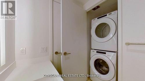 1706 - 1 Yorkville Avenue, Toronto, ON - Indoor Photo Showing Laundry Room