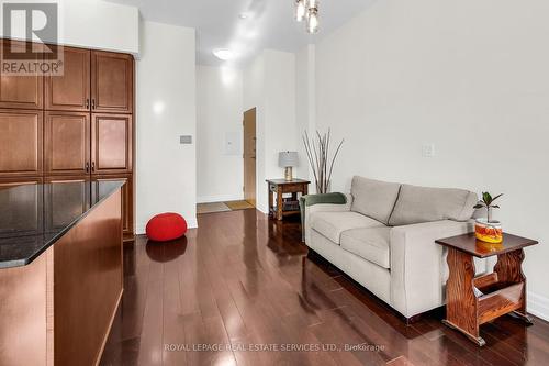 Ph105 - 8 Scollard Street, Toronto, ON - Indoor Photo Showing Living Room