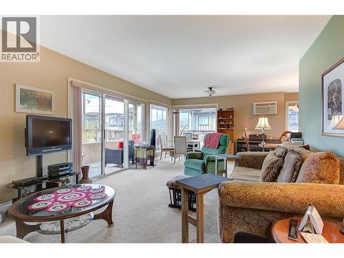 3815 Brown Road Unit# 307, West Kelowna, BC - Indoor Photo Showing Living Room