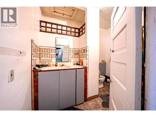 Primary Bathroom - 2214 32 Street, Vernon, BC - Indoor