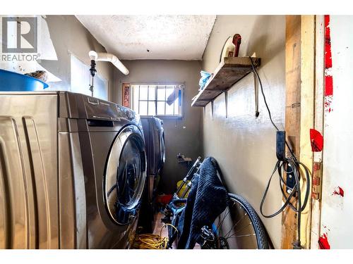 Laundry room area main floor - 2214 32 Street, Vernon, BC - Indoor Photo Showing Laundry Room