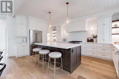 684 Peele Boulevard, Burlington, ON - Indoor Photo Showing Kitchen With Upgraded Kitchen