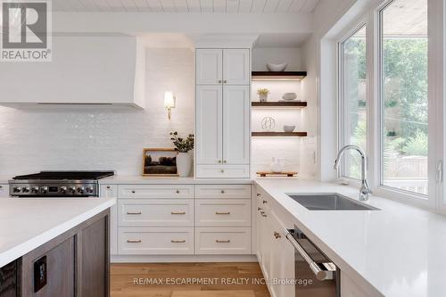 684 Peele Boulevard, Burlington, ON - Indoor Photo Showing Kitchen With Upgraded Kitchen