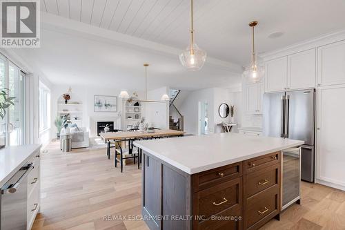684 Peele Boulevard, Burlington, ON - Indoor Photo Showing Kitchen With Upgraded Kitchen