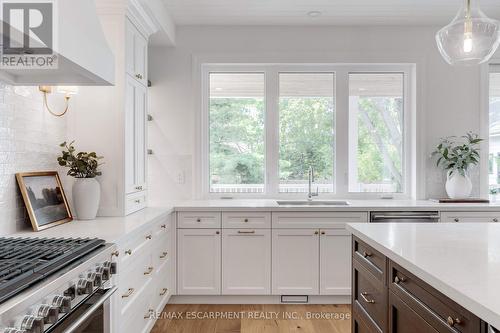 684 Peele Boulevard, Burlington, ON - Indoor Photo Showing Kitchen