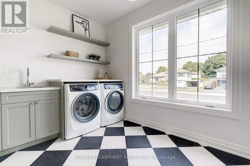 684 Peele Boulevard, Burlington, ON - Indoor Photo Showing Laundry Room