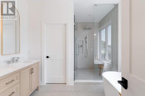 684 Peele Boulevard, Burlington, ON - Indoor Photo Showing Bathroom