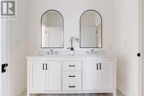 684 Peele Boulevard, Burlington, ON - Indoor Photo Showing Bathroom