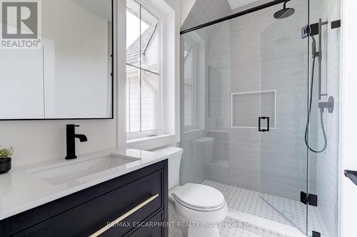 684 Peele Boulevard, Burlington, ON - Indoor Photo Showing Bathroom