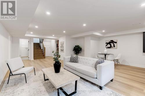684 Peele Boulevard, Burlington, ON - Indoor Photo Showing Living Room