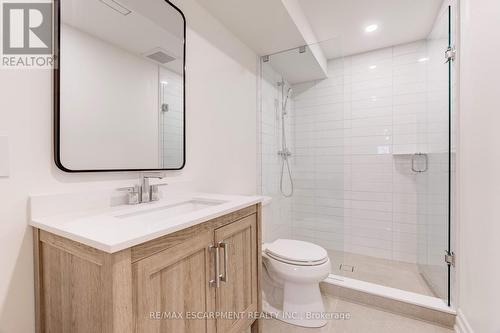 684 Peele Boulevard, Burlington, ON - Indoor Photo Showing Bathroom